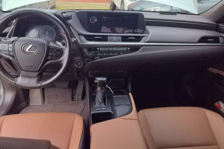 Used Lexus ES 2020 300h Premier Edition Center Console