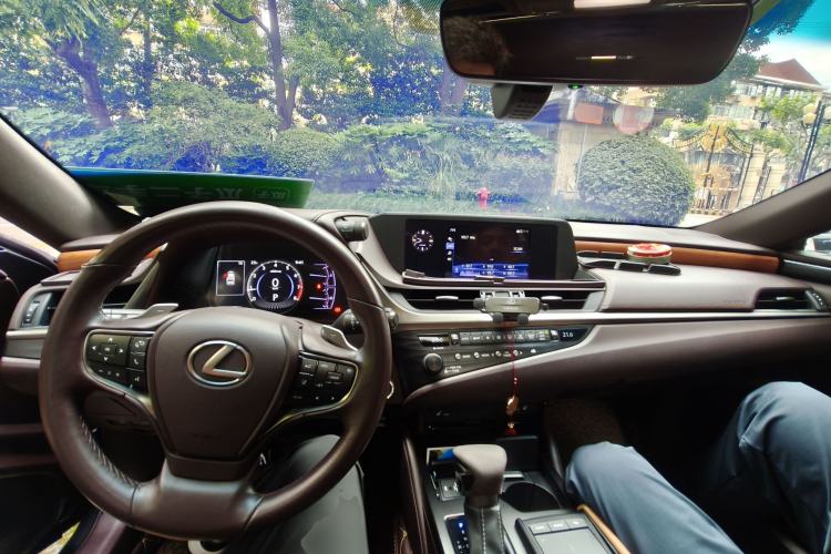 Used Lexus ES 2020 200 Excellence Edition Center Console