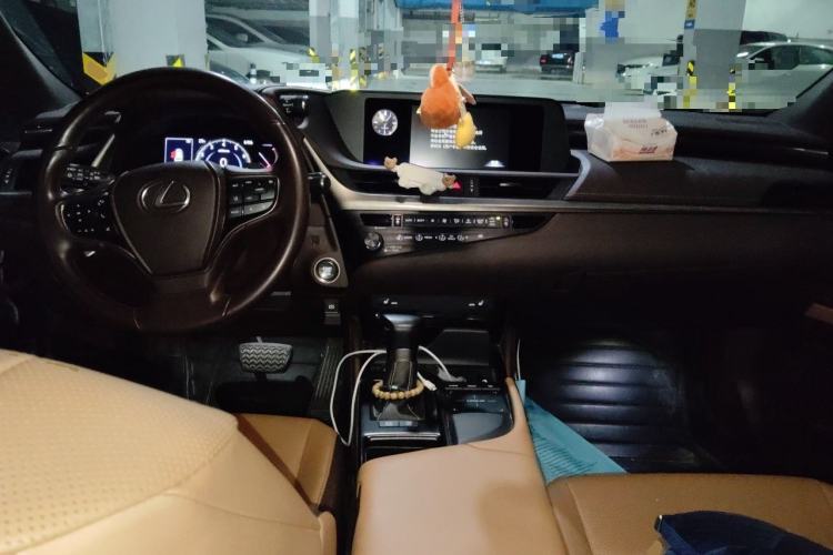 Used Lexus ES 2020 200 Excellence Edition Center Console