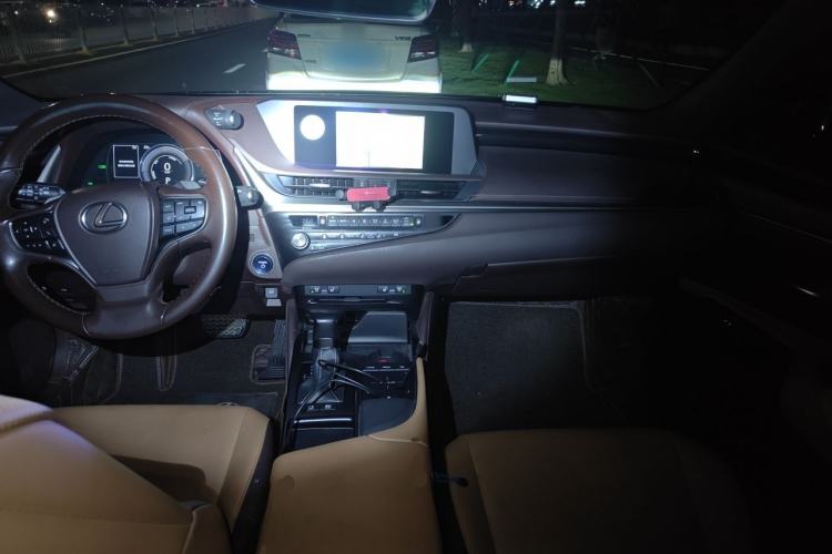 Used Lexus ES 2020 300h Deluxe Edition Center Console