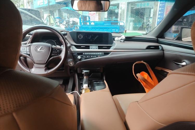 Used Lexus ES 2020 200 Luxury Edition Center Console