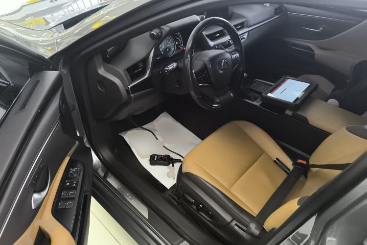 Used Lexus ES 2020 200 Luxury Edition Driver Seat