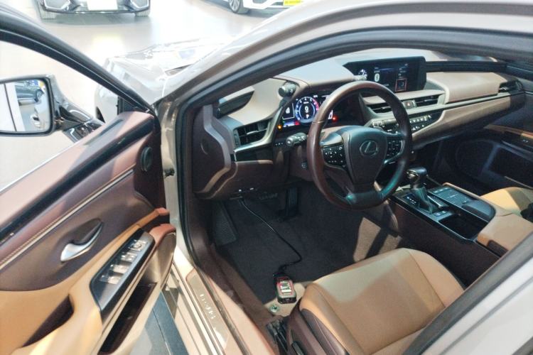 Used Lexus ES 2020 300h Deluxe Edition Driver Seat