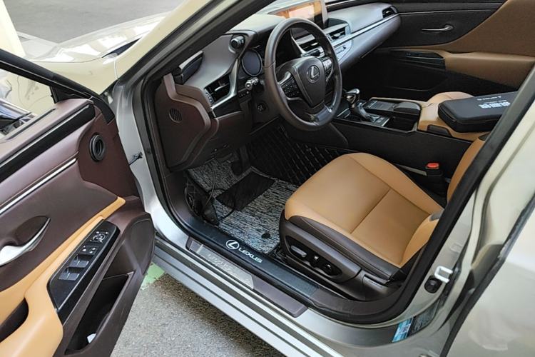 Used Lexus ES 2020 300h Premier Edition Driver Seat