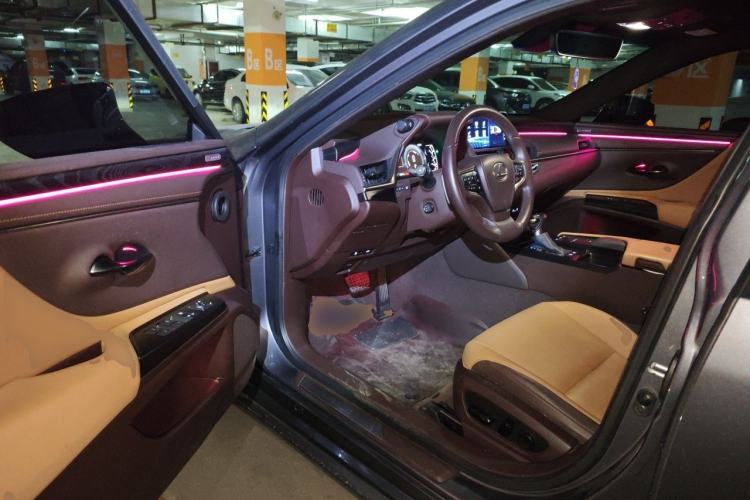 Used Lexus ES 2020 300h Deluxe Edition Driver Seat