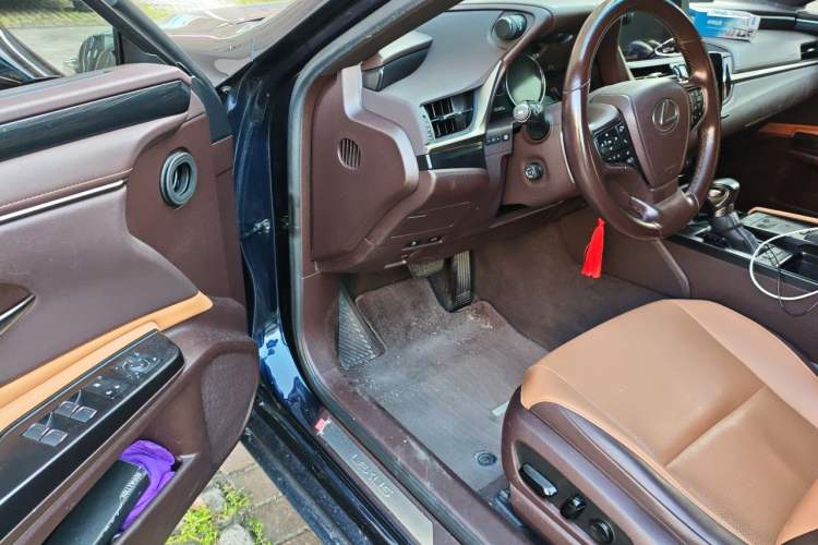 Used Lexus ES 2020 300h Premier Edition Driver Seat