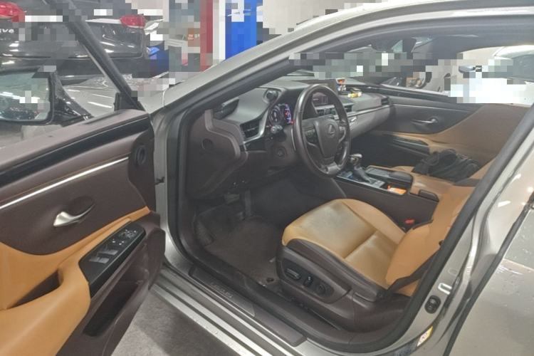 Used Lexus ES 2020 300h Premier Edition Driver Seat