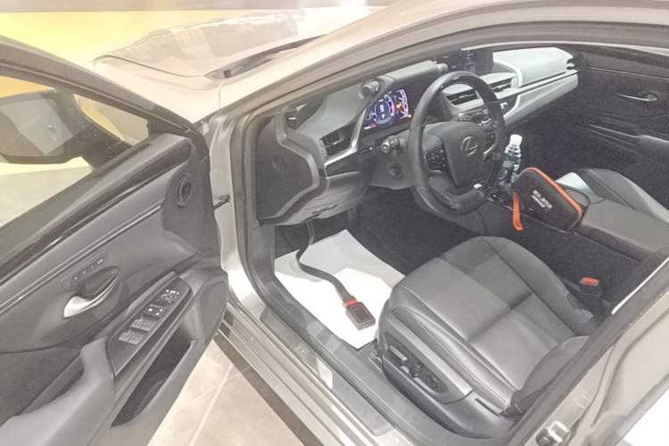 Used Lexus ES 2020 200 Luxury Edition Driver Seat