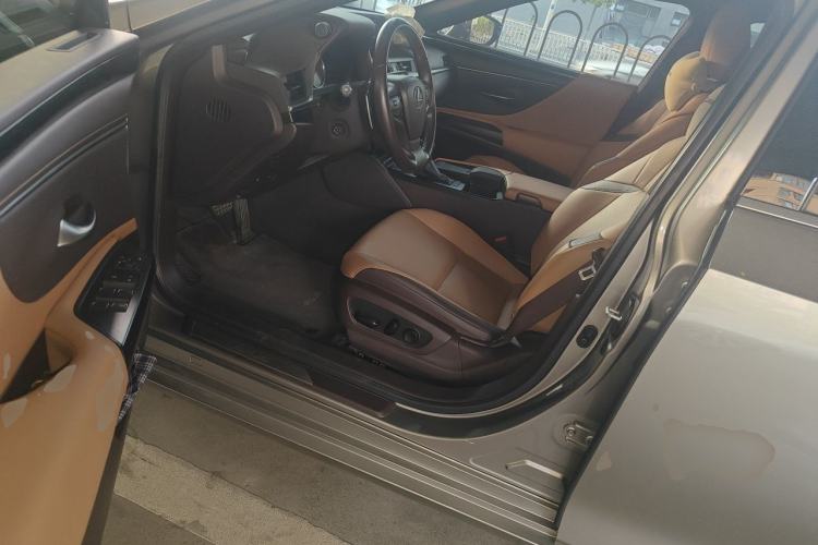 Used Lexus ES 2020 300h Premier Edition Driver Seat