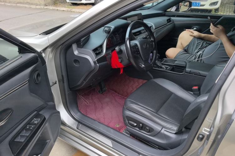 Used Lexus ES 2020 300h Premier Edition Driver Seat