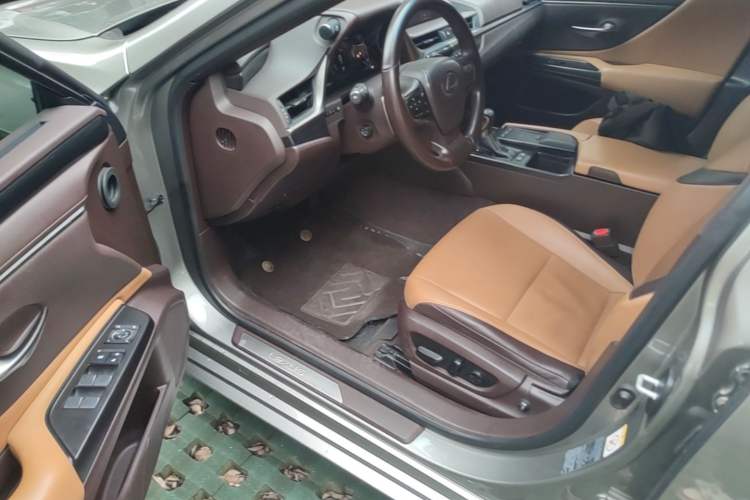 Used Lexus ES 2020 300h Premier Edition Driver Seat