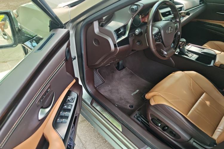 Used Lexus ES 2020 300h Premium Edition Driver Seat