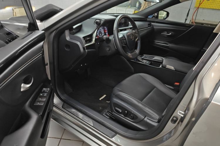 Used Lexus ES 2020 300h Premier Edition Driver Seat