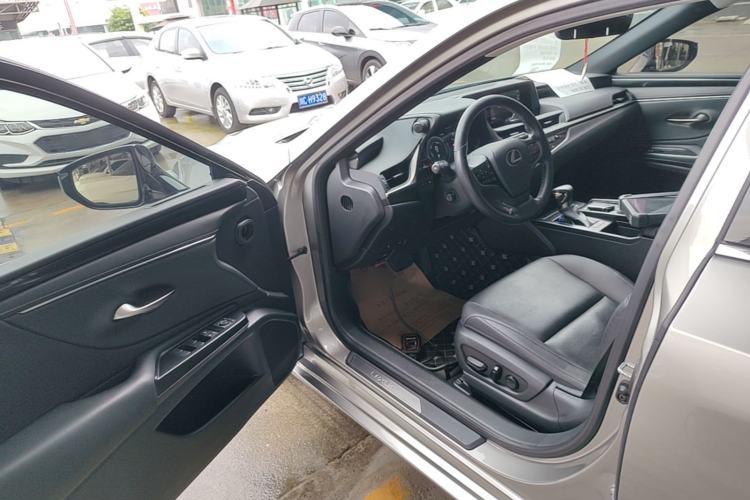 Used Lexus ES 2020 300h Premier Edition Driver Seat
