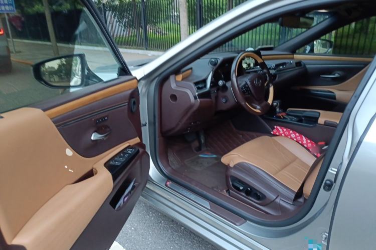 Used Lexus ES 2020 300h Premium Edition Driver Seat