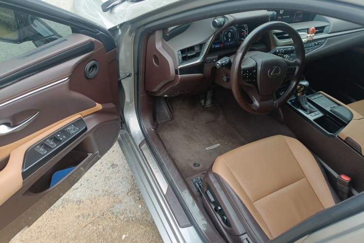 Used Lexus ES 2020 300h Premier Edition Driver Seat