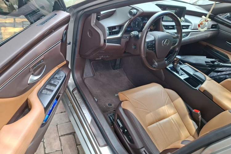 Used Lexus ES 2020 300h Premium Edition Driver Seat