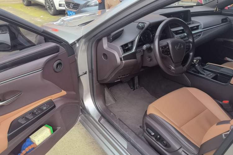 Used Lexus ES 2020 300h Premier Edition Driver Seat