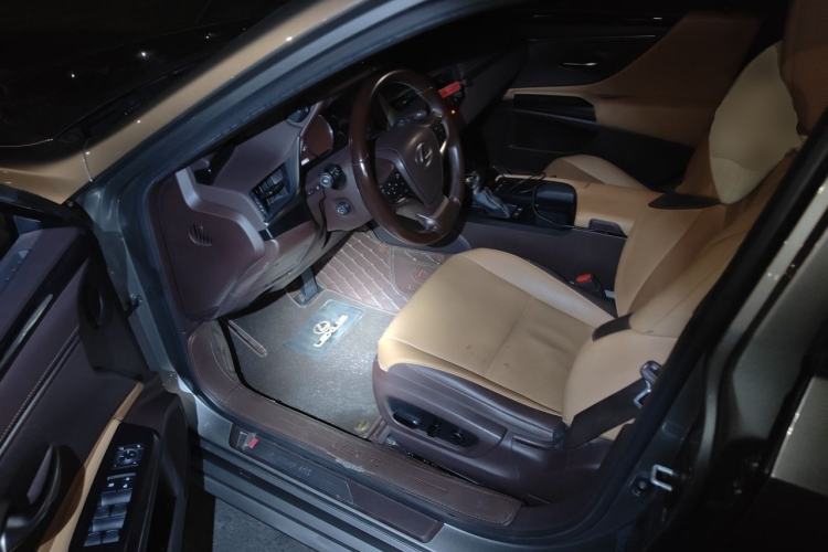 Used Lexus ES 2020 300h Deluxe Edition Driver Seat