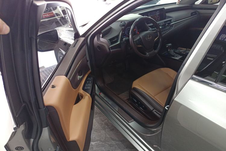Used Lexus ES 2020 300h Premier Edition Driver Seat