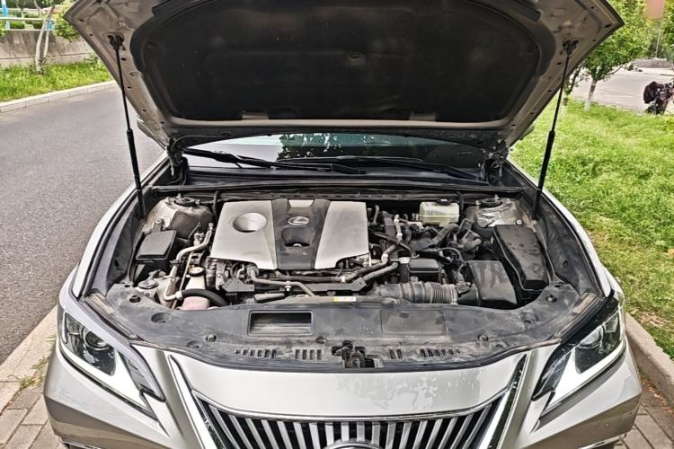 Used Lexus ES 2020 300h Premier Edition Engine Bay