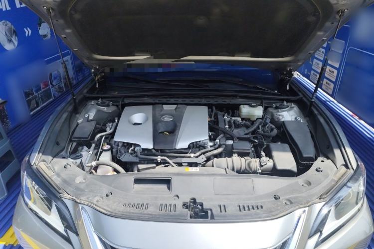 Used Lexus ES 2020 300h Premier Edition Engine Bay