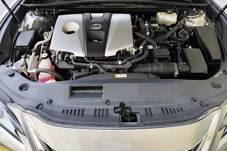 Used Lexus ES 2020 300h Premier Edition Engine Bay