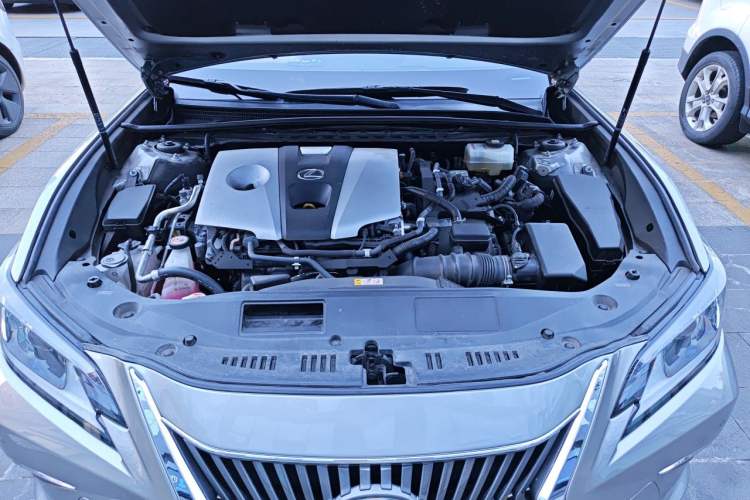 Used Lexus ES 2020 300h Premier Edition Engine Bay