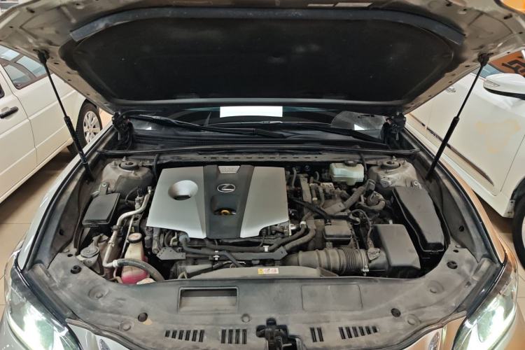 Used Lexus ES 2020 300h Premier Edition Engine Bay