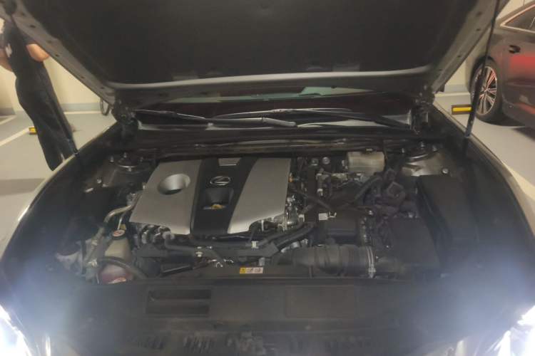 Used Lexus ES 2020 300h Premier Edition Engine Bay