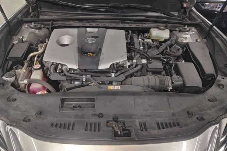 Used Lexus ES 2020 300h Premier Edition Engine Bay