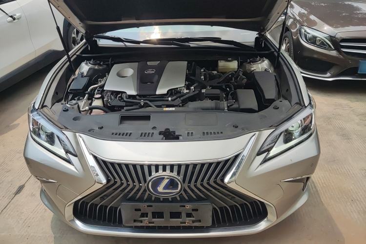 Used Lexus ES 2020 300h Premier Edition Engine Bay