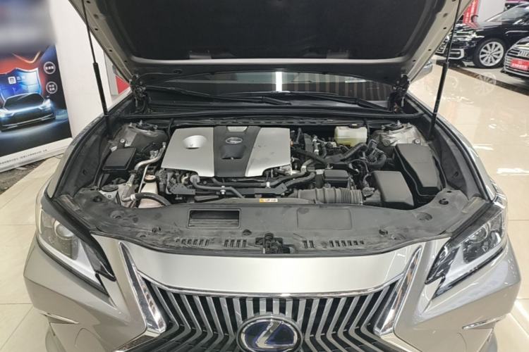 Used Lexus ES 2020 300h Premier Edition Engine Bay