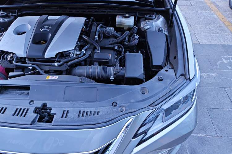 Used Lexus ES 2020 300h Premier Edition Engine Bay Left