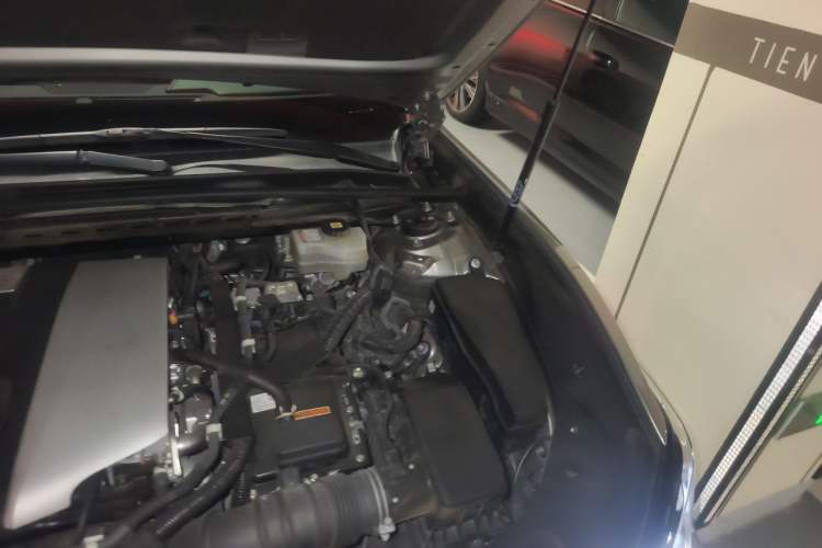 Used Lexus ES 2020 300h Premier Edition Engine Bay Left