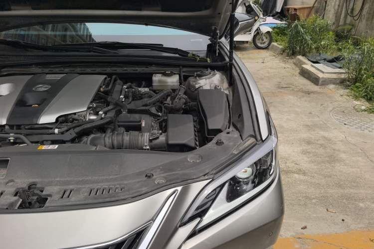 Used Lexus ES 2020 300h Premier Edition Engine Bay Left