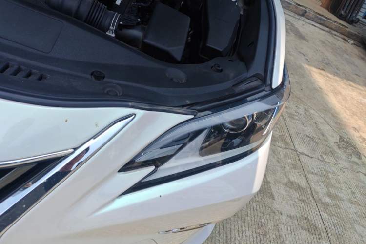 Used Lexus ES 2020 300h Premier Edition Engine Bay Left