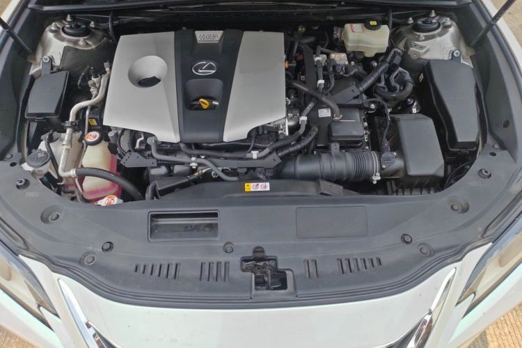 Used Lexus ES 2020 300h Premier Edition Engine Bay