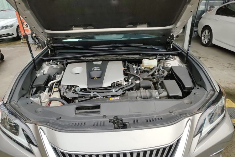 Used Lexus ES 2020 300h Premier Edition Engine Bay