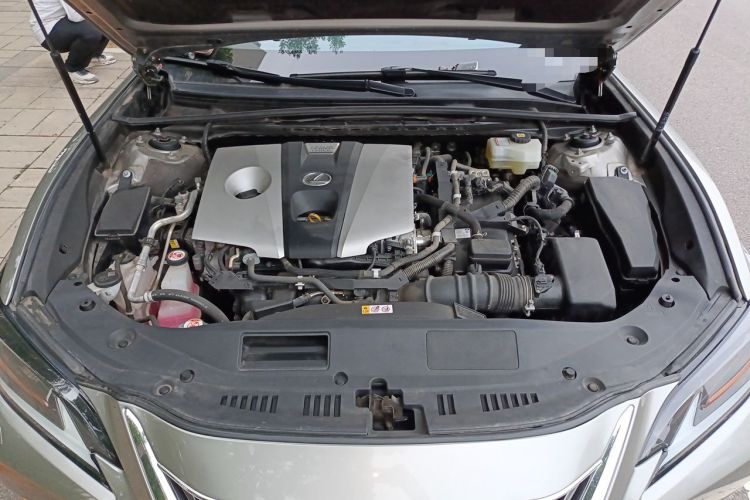 Used Lexus ES 2020 300h Premium Edition Engine Bay