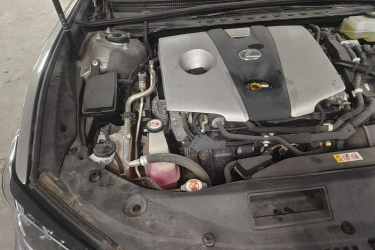 Used Lexus ES 2020 300h Premier Edition Engine Bay Right