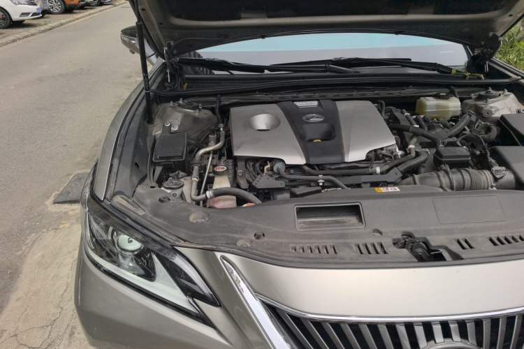 Used Lexus ES 2020 300h Premier Edition Engine Bay Right