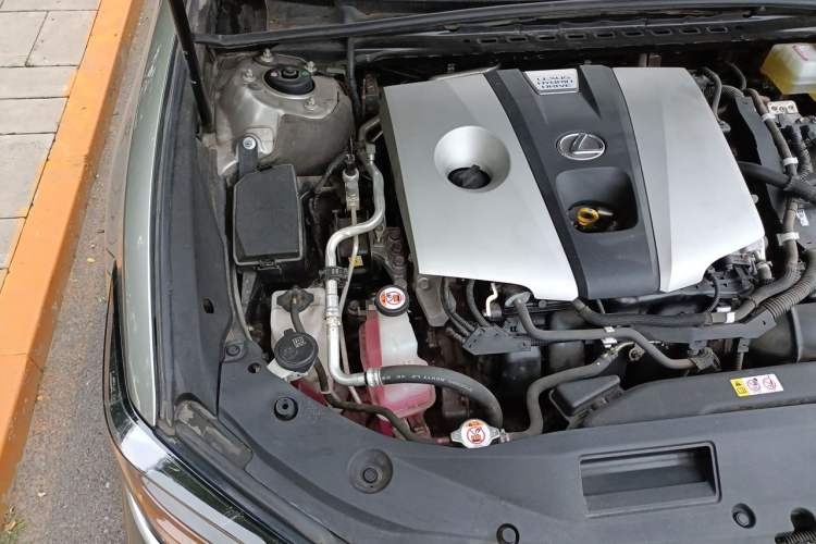 Used Lexus ES 2020 300h Premium Edition Engine Bay Right