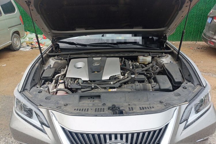 Used Lexus ES 2020 300h Premier Edition Engine Bay