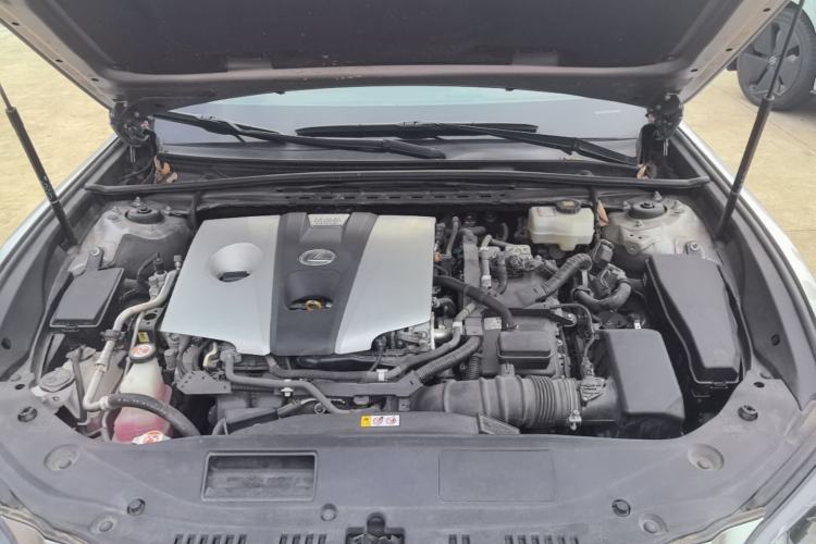 Used Lexus ES 2020 300h Premier Edition Engine Bay