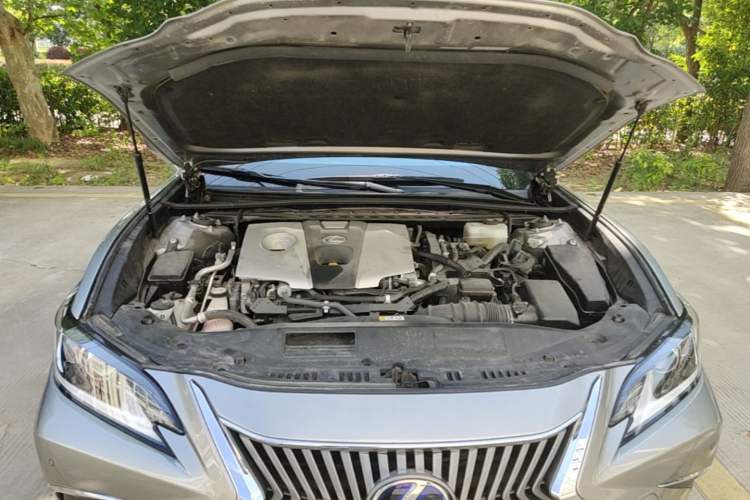 Used Lexus ES 2020 300h Premier Edition Engine Bay