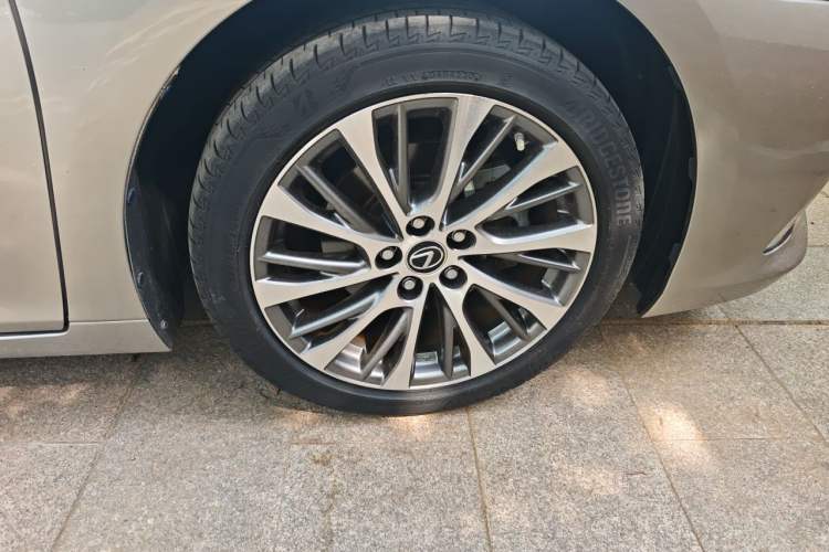 Used Lexus ES 2020 300h Premium Edition Exterior 4