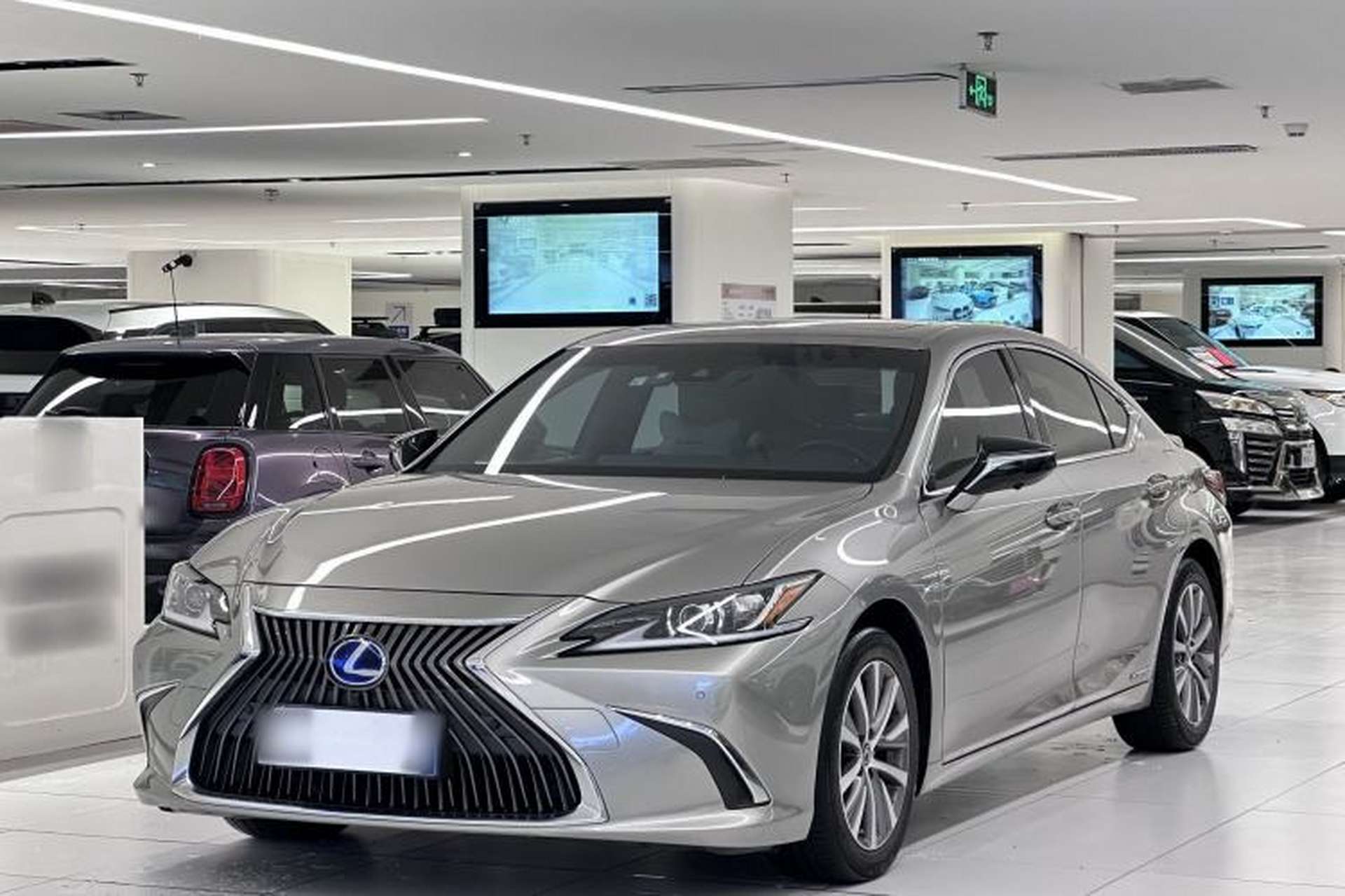 Used Lexus ES 2020 300h Premier Edition Front Left 45 Deg