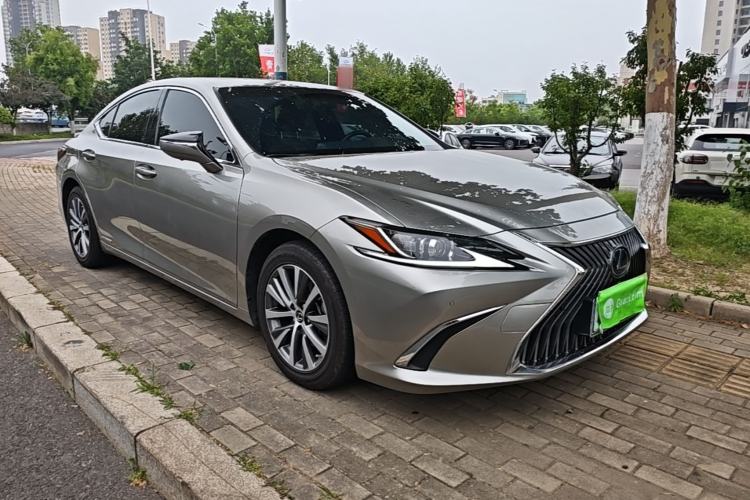 Used Lexus ES 2020 300h Premier Edition Front Right 45 Deg
