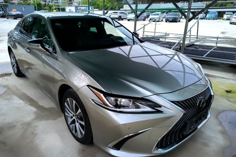 Used Lexus ES 2020 260 Excellence Edition Front Right 45 Deg